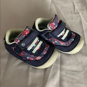 Stride Rite  5 wide soft motion sneakers